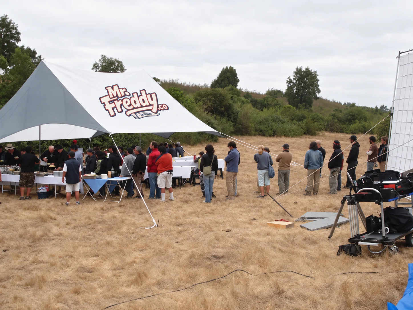 Carpa blanca de MR FREDDY con línea de servicio montada en terreno abierto