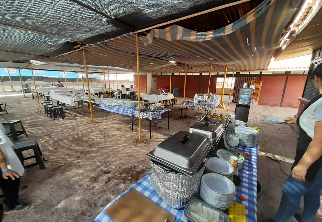 Línea de servicio montada dentro de una nave industrial